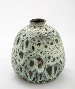 Jan Grove. Vase, black green feathered glaze, 1980. 12 x 11 cm. Collection of the artists. Photo: Robert Matheson.