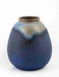 Jan Grove. Vase, cobalt blue glaze with rutile highlights, 1988. 17.5 x 15.5 cm. Private Collection. Photo Robert Matheson.
