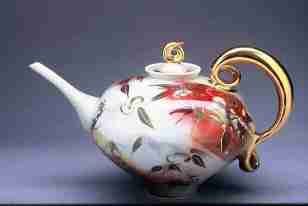 Valerie Metcalfe. 1995. Teapot. Porcelain and gold lustre. 22.9 cm. h.