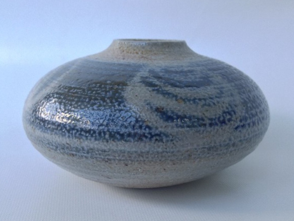 Dean Mullavey. c. 1993. Stoneware vase. Salt glaze and cobalt decoration. Made in the studio of Vivika and Otto Heino in Ojai, California, Height 7cm, width 12cm. Gift of ceramist Marcel Beaucage. Photo _I.-F. Marine.